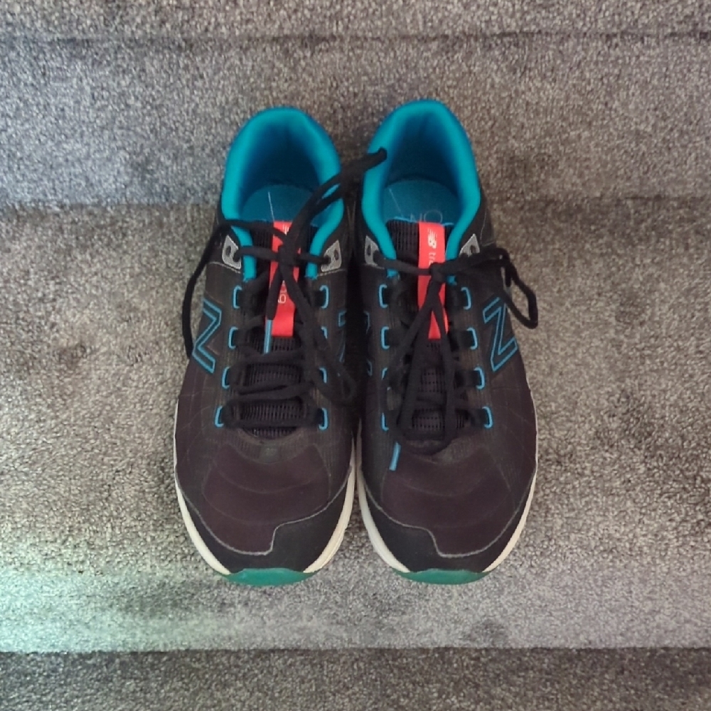 New Balance Black and Blue Sneakers Sleek Design